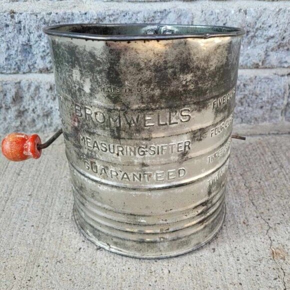 Vintage Bromwellβs 5 Cup Measuring Sifter Red Wood Crank Handle Flour Sifter - Picture 4 of 8